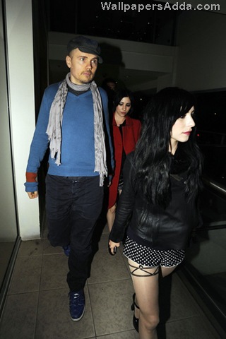 [Billy+Corgan+arrives+Trademark+Hotel+new+girlfriend+ekovRuE9yInl[2].jpg]