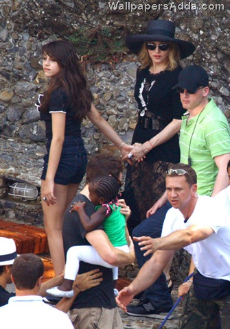 [Madonna+s+boat+ride+b7exfZhf-Mal[2].jpg]