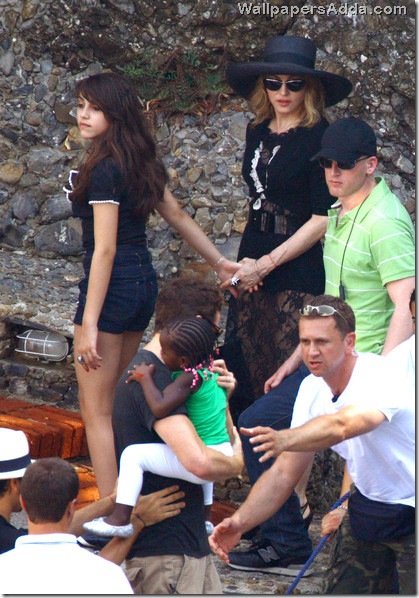 Madonna s boat ride b7exfZhf-Mal