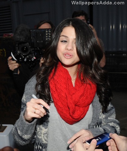 [Selena+Gomez+greets+her+fans+goWxYzOl5xSl[2].jpg]