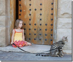 kathrin-stucki-photos-savannah-cat-and-daughter-5