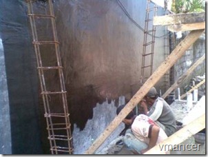 pekerjaan waterproofing dinding dengan bahan bitumen