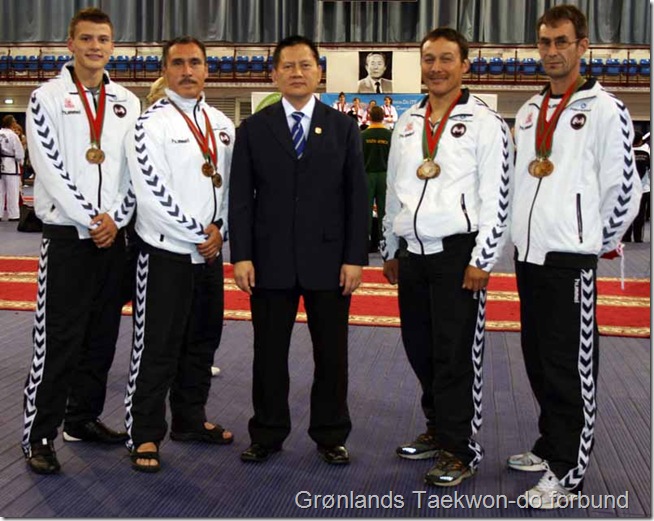 De grønlandske VM landshold med medaljerne og sammen med grandmaster Meng