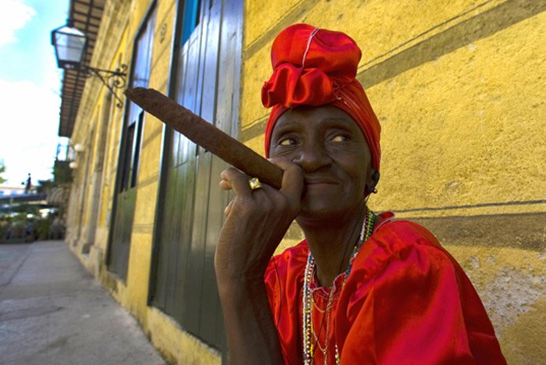 cubana fumando
