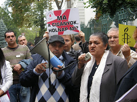 VI. kerület, Budapest, Francia Nagykövetség, Lendvay utca, Deák-Bárdos Ágnes, Tamás Gáspár Miklós, nein zu rassism, nemet a rasszizmusra, liberté, egalité VI. kerület, Budapest, Francia Nagykövetség, Lendvay utca 27, Deák-Bárdos Ágnes, Tamás Gáspár Miklós, photo, pictures, demonstration, képek