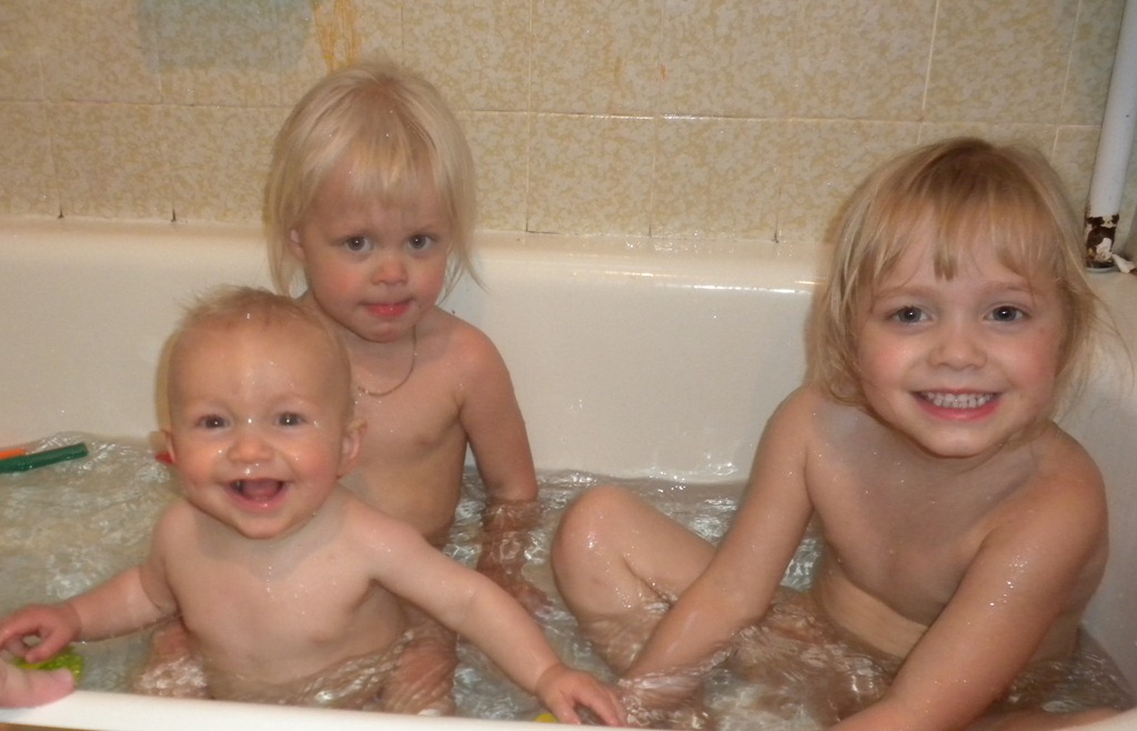 [8-29 Kids in Bath[7].jpg]