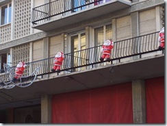 2010.12.12-012 pères Noël aux balcons