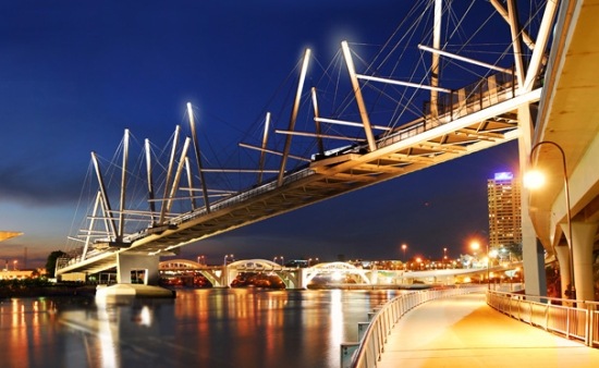worlds-largest-solar-powered-footbridge_zkouw_24429
