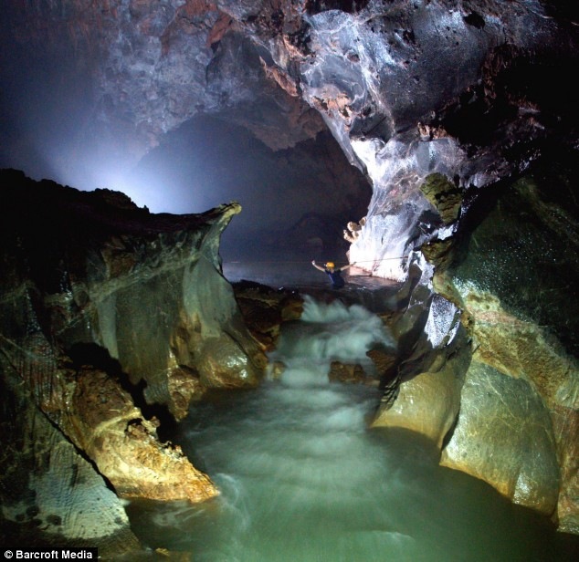 [largest-vietnam-cave 03[3].jpg]