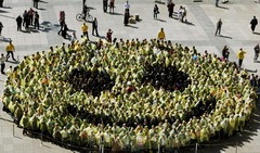 The Largest Human Smiley Face In The World 01_resize