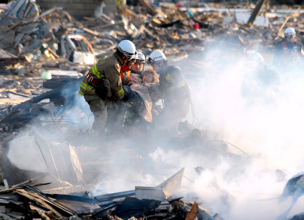 [A resident is rescued from debris in Natori[5].jpg]