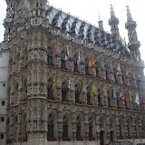 Her Belçika şehrinde olduğu gibi güzel bir şehir meydanı ve meydanda mükemmel bir yapı. Genelde belediye ya da valilik gibi bir şey olarak kullanılıyorlar.