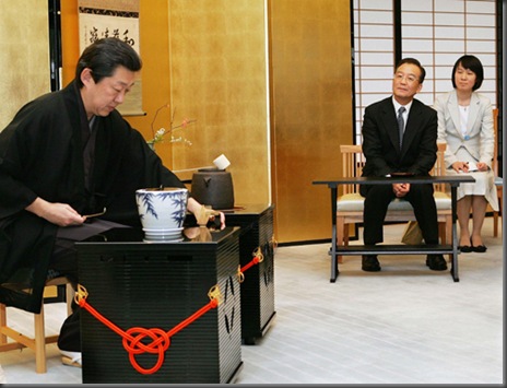 Chinese Premier Wen Jiabao (2nd R) attends a Japanese tea ceremony during a welcoming event at the State Guest House in Kyoto, western Japan, 13 April 2007. Chinese Premier Wen Jiabao offered Japan the hand of friendship 12 April in a call to put aside bitter memories of the past that have hobbled relations between the two Asian giants.     AFP PHOTO/Itsuo Inouye/POOL