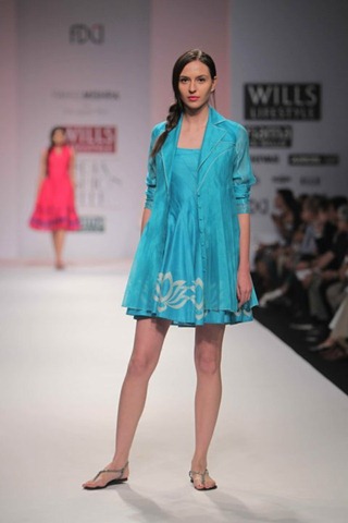 [WIFW SS2010 collection by Rahul Mishra's Show18[5].jpg]