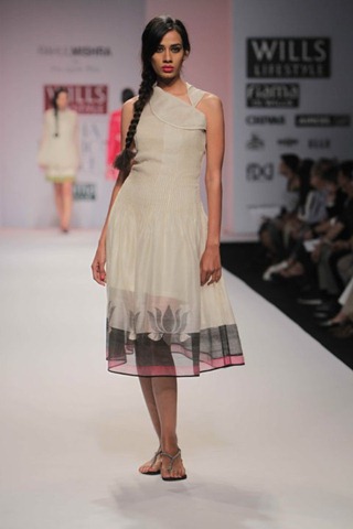 [WIFW SS2010 collection by Rahul Mishra's Show19[5].jpg]