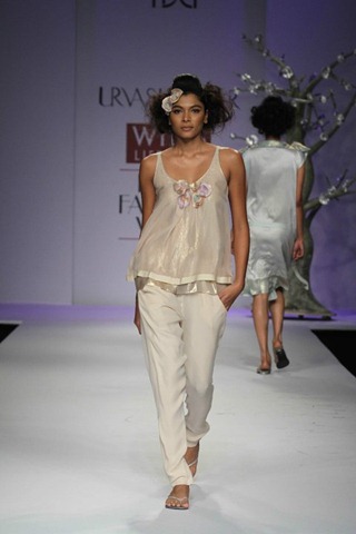 [WIFW SS 2011collection by Urvashi Kaur  (12)[5].jpg]
