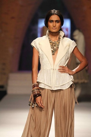 [WIFW SS 2011collection by Tarun Tahiliani   (2)[5].jpg]