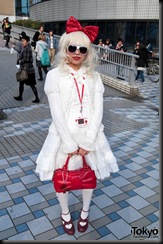 Lady-Gaga-Japanese-Fans-2010-04-18-026-P7351-600x903