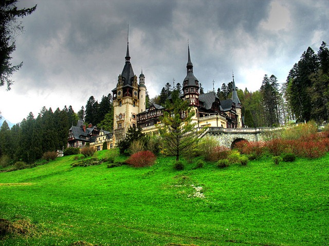 [800px-Peles-Castle-Sinaia-Romania[4].jpg]