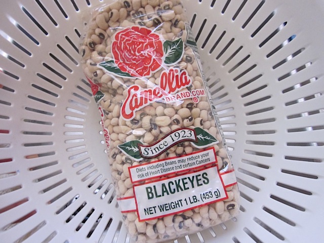 black-eyed peas in packaging with strainer 