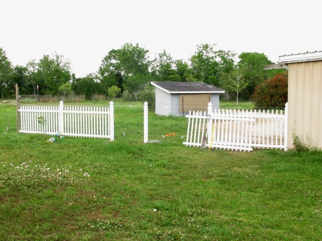 [yard fence1[2].jpg]
