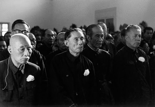 “文革”结束不久,很多在此劫难中故去的文艺界人士得到平反,因此各地多有补开追悼会。1979年10月12日,叶圣陶、夏衍、周扬(左起)胸前佩戴着白花,情态肃然,在北京参加某场追悼会,远景的人丛中,隐隐约约有相声大师侯宝林的面容。 “文革”结束不久,很多在此劫难中故去的文艺界人士得到平反,因此各地多有补开追悼会。1979年10月12日,叶圣陶、夏衍、周扬(左起)胸前佩戴着白花,情态肃然,在北京参加某场追悼会,远景的人丛中,隐隐约约有相声大师侯宝林的面容。.jpg