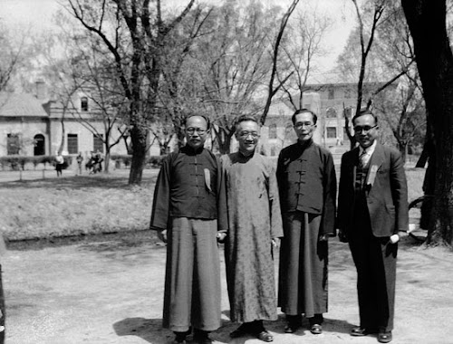 清华大学36周年校庆。这是原西南联大(北京、清华、南开)三校恢复后,清华从昆明回北平清华园第一次举办校庆。左一为原西南联大训导长、昆明师范学院院长查良钊,左二为北京大学校长胡适,左三为原西南联大校务委员会主席、清华大学校长梅贻琦,左四为南开大学秘书长黄钰生。北平,1947年4月27日。 清华大学36周年校庆。这是原西南联大(北京、清华、南开)三校恢复后,清华从昆明回北平清华园第一次举办校庆。左一为原西南联大训导长、昆明师范学院院长查良钊,左二为北京大学校长胡适,左三为原西南联大校务委员会主席、清华大学校长梅贻琦,左四为南开大学秘书长黄钰生。北平,1947年4月27日。.jpg