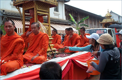 Travelfish - Luang Prabang - monks