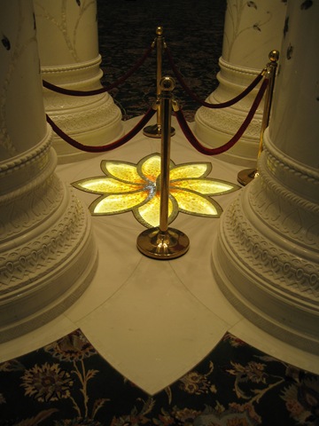 [Sheikh_Zayed_Mosque_inside_2[3].jpg]