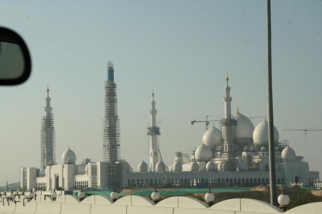 [800px-Abu-Dhabi-Desert-Safari-0-Sheikh-Zayed-Grand-Mosque[2].jpg]