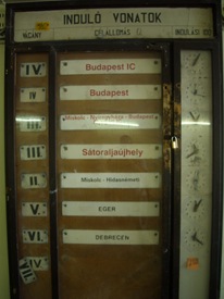 panel con las salidas en la estación de Füzesabony
