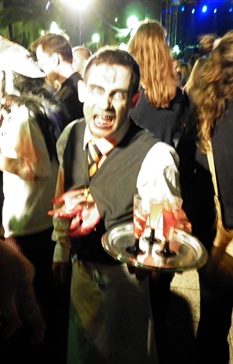 camarero zombi en Sitges
