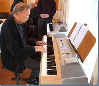 Colin Crann playing his Yamaha DGX620 digital ensemble piano
