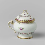 Pasteipot,rond,met deksel en oor, behorend bij een servies met geslingerd lintmotief met bladertakken, bloemboeketten en gestrooide bloemtakken