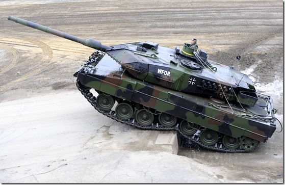 Ein Kampfpanzer Leopard 2 A6 der Bundeswehr fährt am Montag (15.06.2009) auf dem Truppenübungsplatz in Munster während der Informationslehrübung "Das Heer im Einsatz" durch das Übungsgelände. In dieser Übung wird dem Offiziersnachwuchs der Einsatz des Heeres in Operationen unterschiedlicher Intensität vorgeführt. Foto: Maurizio Gambarini dpa/lni 