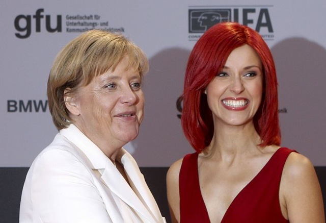 [IFA 2010 Angela Merkel e Miss IFA[4].jpg]
