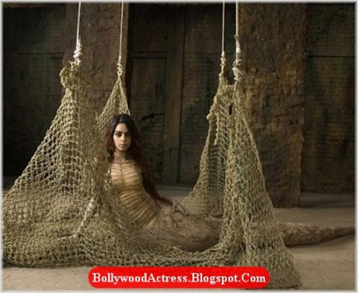 mallika sherawat kiss. kiss in Mallika Sherawat#39;s