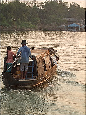 barcos navegando por los canales de Chau Doc