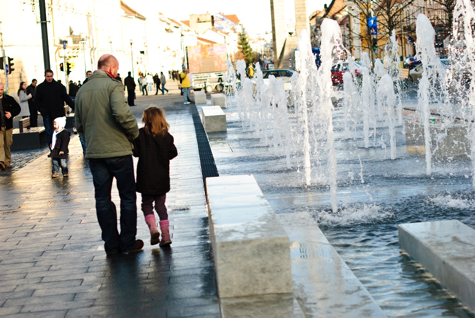[downtown-cluj-napoca-fountains-girl-and-father[3].jpg]