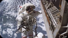 O astronauta Robert L Curbeam Junior substitui uma camara de video defeituosa no exterior da Estacao Espacial Internacional, 350 KM acima da Terra._EPA_Nasa