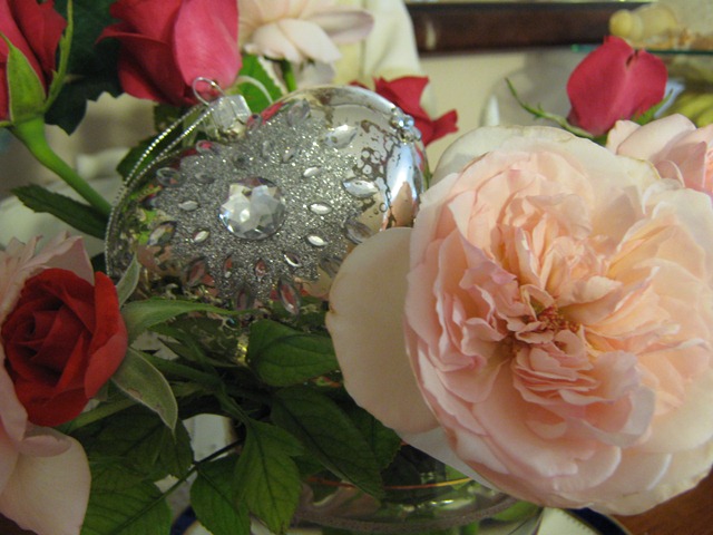 [Linda 2 this weeks roses and a hedgehog 057[7].jpg]