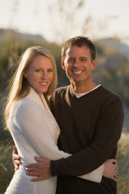 A payday loan vs. an advance on your check? You decide. A couple embracing, smiling into the camera.