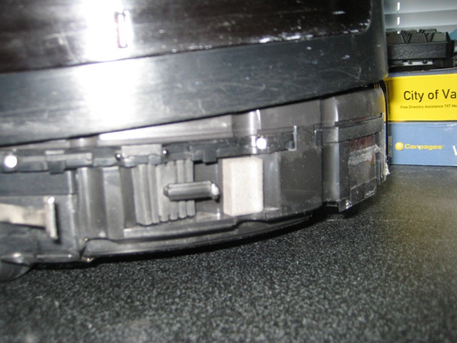 [2009-04-07 Roomba Articulating Arm Optical Sesnsor Set Replacement 007[2].jpg]