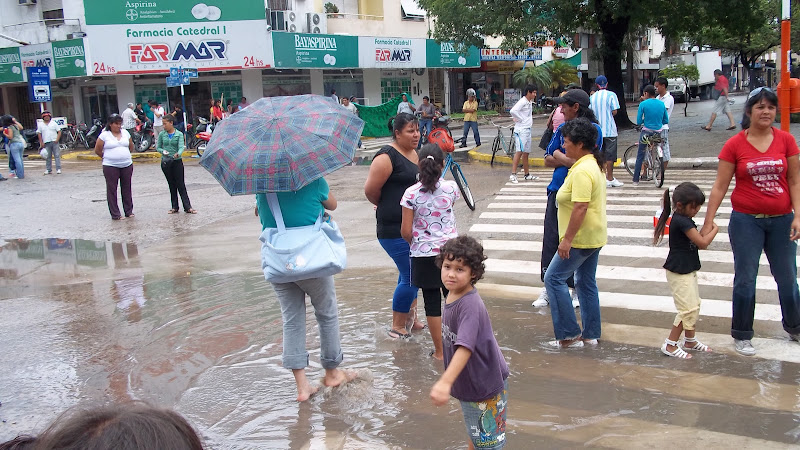 Como en el "45" con las patas en la "fuente"