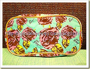 Betsy Johnson Pouch flora
