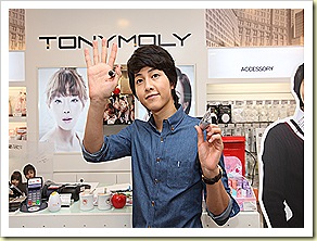 Song Joong Ki waving at fans outside the TonyMoly Bugis Junction store