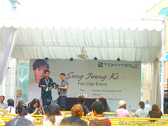 [Song Joong Ki Singapore Autograph Session Stage.jpg]