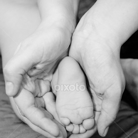 Baby's feet by Stanica Marius - Babies & Children Hands & Feet ( feet, hands, baby )