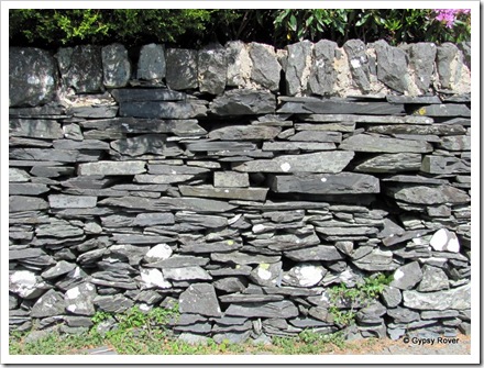 Plenty of slate around here so they build wall with it and no mortar.