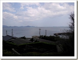 境内展望台から 大津島(左)と野島(右)